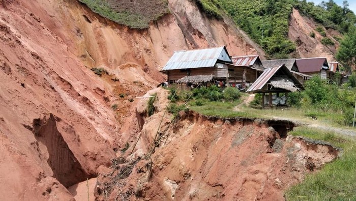 1765732023815-sebanyak-9-rumah-di-mamasa-terancam-ambruk-akibat-longsor-1765710059474_169