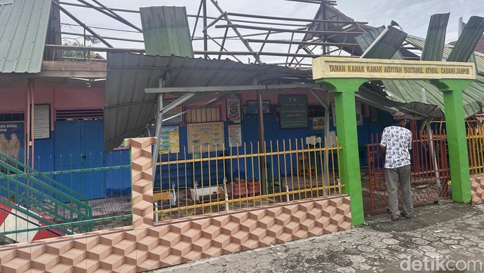1765775243307-sekolah-tk-muhammadiyah-di-kelurahan-lanrisang-pinrang-rusak-akibat-angin-puting-beliung-1765771651551_169