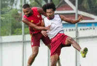 1765775247964-dua-bek-psm-makassar-yuran-fernandes-dan-aloisio-neto-saat-sesi-latihan-di-stadion-kalegowa-1765761578674_169