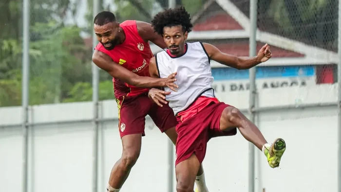 1765775247964-dua-bek-psm-makassar-yuran-fernandes-dan-aloisio-neto-saat-sesi-latihan-di-stadion-kalegowa-1765761578674_169