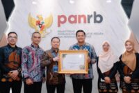 1765796776381-bupati-bantaeng-m-fathul-fauzy-nurdin-menerima-penghargaan-nasional-dari-menteri-panrb-rini-widyantini-di-jakarta-dokumen-isti-1765792259506_169
