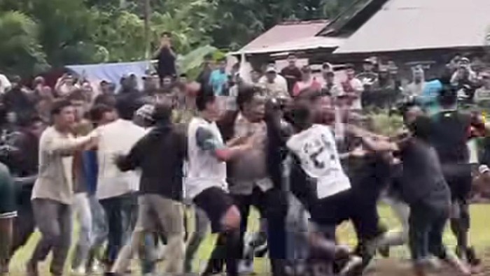 1765796781153-ricuh-turnamen-sepakbola-di-sinjai-1765784720710_169