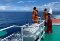 1765796782235-tim-sar-melakukan-pencarian-terhadap-seorang-penumpang-km-barcelona-iii-yang-diduga-jatuh-di-perairan-tagulandangbiaro-1765783239416_169