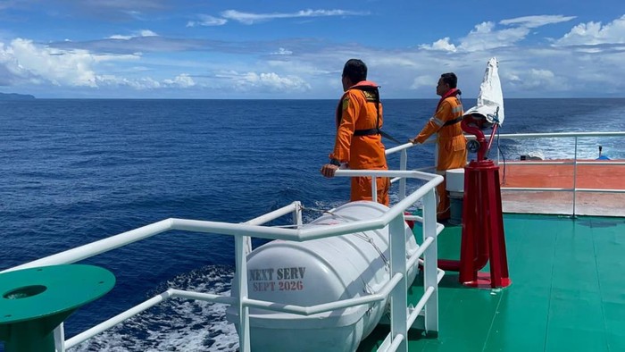 1765796782235-tim-sar-melakukan-pencarian-terhadap-seorang-penumpang-km-barcelona-iii-yang-diduga-jatuh-di-perairan-tagulandangbiaro-1765783239416_169