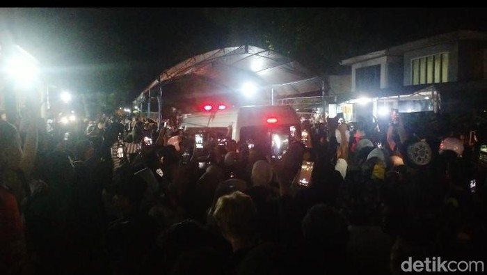 1765818425953-awhin-sanjaya-1765811876348_169