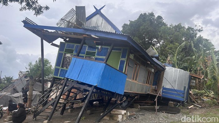 1765818452723-sebanyak-30-rumah-rusak-akibat-angin-puting-beliung-di-pinrang-1765705788408_169