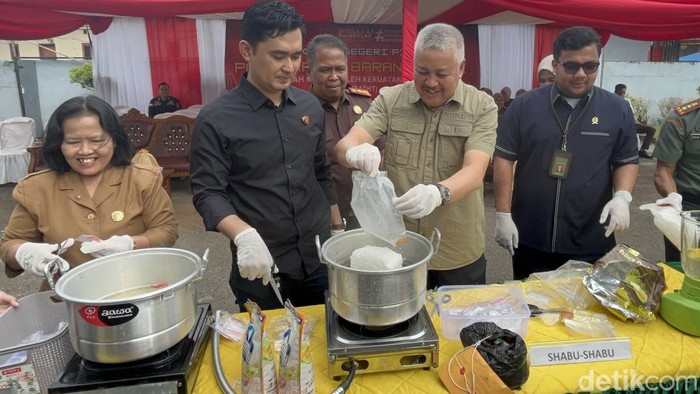 1765861608240-kejaksaan-negeri-kajari-pinrang-memusnahkan-barang-bukti-dari-43-perkara-1765854917085_169