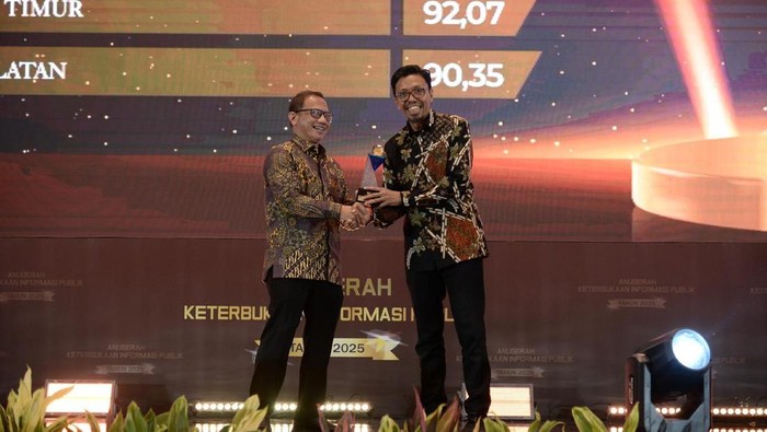 1765861612020-pemprov-sulsel-meraih-penghargaan-predikat-informatif-dari-komisi-informasi-pusat-1765857507654_169