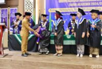 1765861613053-bupati-bone-andi-asman-sulaiman-menyerahkan-bantuan-pendidikan-ke-mahasiswa-unim-bone-1765850473782_169