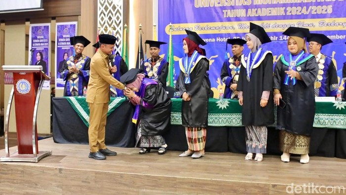 1765861613053-bupati-bone-andi-asman-sulaiman-menyerahkan-bantuan-pendidikan-ke-mahasiswa-unim-bone-1765850473782_169