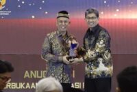 1765861614110-unhas-terima-anugerah-badan-publik-informatif-dari-kip-ri-1765851251206_169