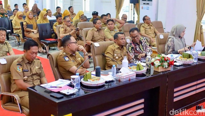 1765861616113-bupati-bone-andi-asman-sulaiman-wakil-bupati-andi-akmal-pasluddin-bersama-tim-evaluator-pemprov-sulsel-melakukan-evaluasi-kepa-1765849371057_169