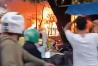 1765883171163-kebakaran-di-jalan-gatot-subroto-makassar-1765880355772_169