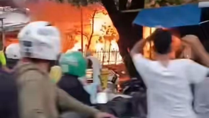 1765883171163-kebakaran-di-jalan-gatot-subroto-makassar-1765880355772_169