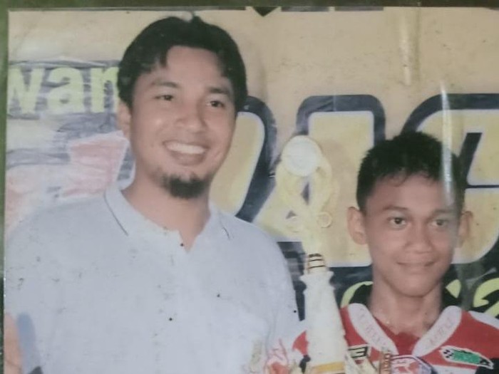 1765883186186-foto-kenangan-andi-abdullah-rahim-kiri-sebelum-menjadi-bupati-luwu-utara-bersama-pembalap-awhin-sanjaya-1765874453944_43