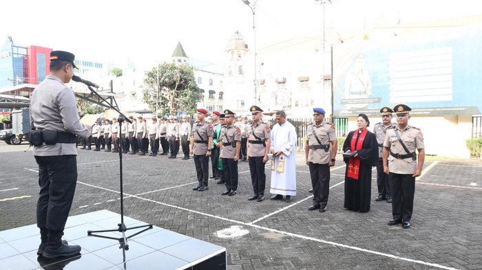 1765883186696-kapolresta-manado-kombes-irham-halid-memimpin-sertijab-2-kapolsek-dan-3-kasat-yang-baru-1765872291092_169