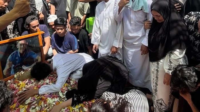 1765883188265-jenazah-pembalap-awhin-sanjaya-dimakamkan-di-luwu-utara-1765869455021_169