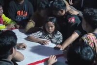 1765883192988-suasana-haru-menyelimuti-rumah-duka-pembalap-awhin-sanjaya-di-luwu-utara-1765864521356_169