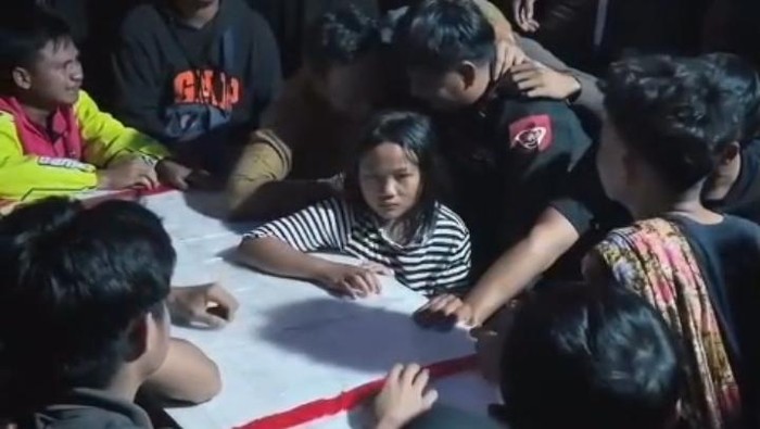 1765883192988-suasana-haru-menyelimuti-rumah-duka-pembalap-awhin-sanjaya-di-luwu-utara-1765864521356_169