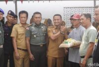 1765883193454-bupati-bone-andi-asman-sulaiman-melepaskan-program-mandiri-benih-untuk-kelompok-tani-di-bone-1765862661527_169