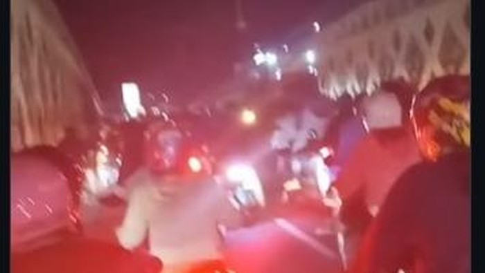 1765904824670-heboh-rombongan-pengantar-jenazah-ugal-ugalan-di-jalan-poros-makassar-maros-1765887972273_169