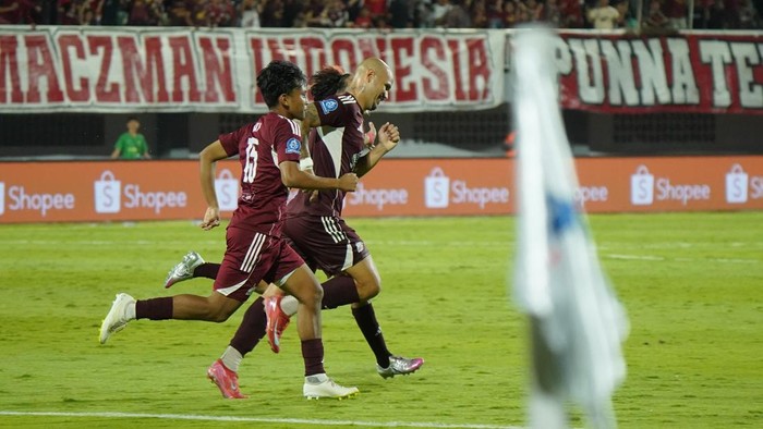 1765969582429-psm-makassar-merayakan-kemenangan-pertamanya-di-super-league-20252026-saat-menjamu-persija-jakarta-di-stadion-gelora-bj-habibi-1758609376421_169