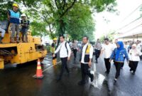 1765991188287-gubernur-sulsel-andi-sudirman-sulaiman-melakukan-groundbreaking-pembangunan-jalan-hertasning-makassar-yang-termasuk-dalam-proy-1765980749024_169