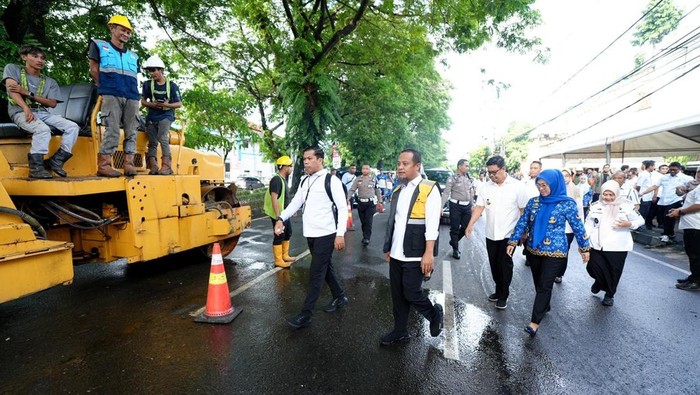 1765991188287-gubernur-sulsel-andi-sudirman-sulaiman-melakukan-groundbreaking-pembangunan-jalan-hertasning-makassar-yang-termasuk-dalam-proy-1765980749024_169