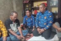 1765991190722-lurah-maricaya-baru-budianto-tengah-saat-mengunjungi-kediaman-nenek-wahbah-di-makassar-1765979414358_169