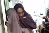 1766034423437-nenek-di-makassar-digotong-untuk-mengambil-bantuan-sembako-di-kantor-kelurahan-1765945228538_169