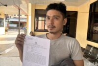 1766034426620-kurir-paket-di-pinrang-saat-melapor-di-mapolres-pinrang-usai-dianiaya-konsumen-1765965248964_169