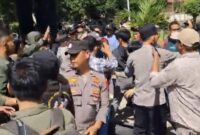 1766034427637-warga-konawe-selatan-melakukan-demonstrasi-menolak-perluasan-lahan-sawit-di-kawasan-taman-nasional-rawa-aopa-watumohai-1766020041674_169