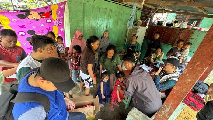 1766034428100-tim-medis-umi-memberikan-pelayanan-kesehatan-ke-lansia-dan-anak-anak-korban-longsor-di-sibolga-sumut-dokumen-istimewa-1766021828230_169