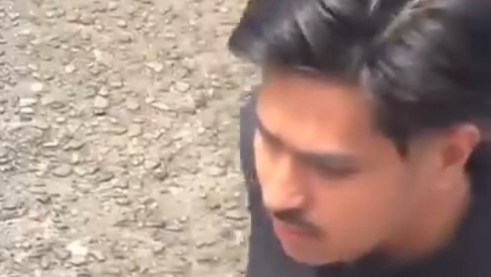 1766034428682-tampang-pria-yang-aniaya-kurir-usai-motor-saling-bertabrakan-di-parepare-1766020208637_169