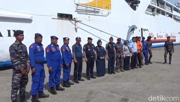 1766056036067-pendirian-posko-angkutan-laut-arus-mudik-nataru-di-pelabuhan-parepare-1766051425822_169
