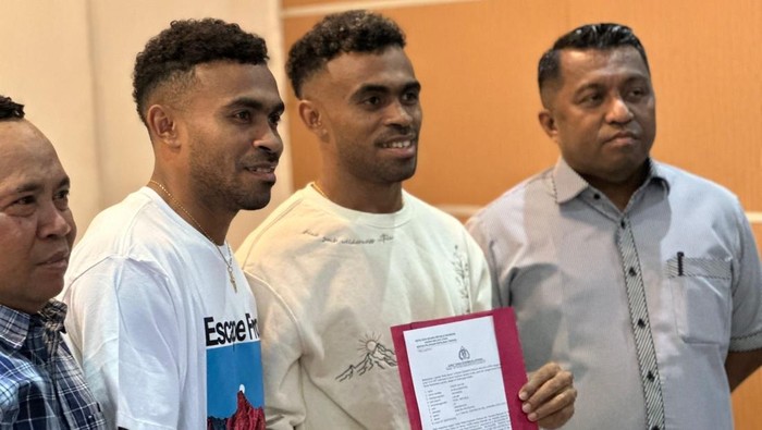 1766056038504-yakob-sayuri-dan-yance-sayuri-saat-melapor-ke-polda-maluku-utara-1746585906428_169