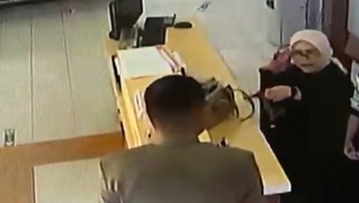 1766056040921-momen-saat-anggota-dprd-pinrang-mansyur-damma-dan-honorer-disdukcapil-pinrang-ayu-lestari-cekcok-1760764284532_169