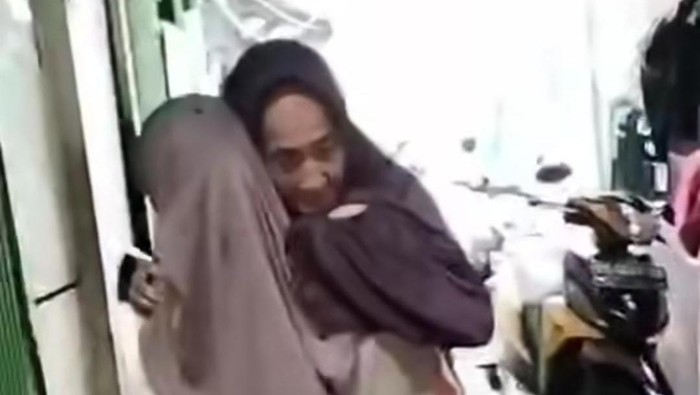 1766056041457-nenek-di-makassar-digotong-untuk-mengambil-bantuan-sembako-di-kantor-kelurahan-1765945228538_169