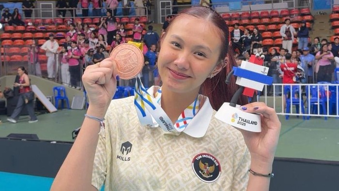 1766056043417-syelomitha-avrilaviza-injilia-wongkar-pemain-termuda-timnas-voli-putri-indonesia-membawa-pulang-medali-perunggu-di-sea-games-2-1766039537064_169