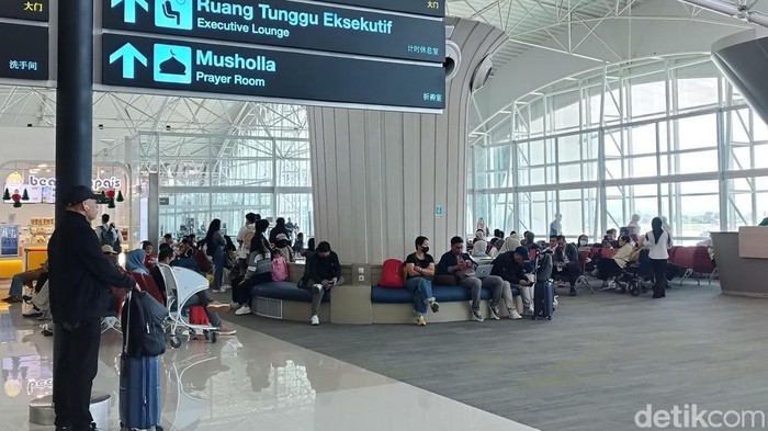 1766056045019-suasana-bandara-hasanuddin-makassar-jelang-momen-natal-dan-tahun-baru-2025-2026-1766036879953_169