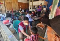 1766056045580-tim-medis-dari-pemprov-sulsel-turun-langsung-menangani-korban-bencana-banjir-dan-longsor-di-aceh-tamiang-1766031700121_169