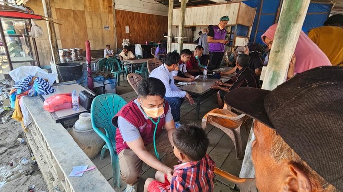 1766056045580-tim-medis-dari-pemprov-sulsel-turun-langsung-menangani-korban-bencana-banjir-dan-longsor-di-aceh-tamiang-1766031700121_169
