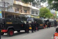 1766077644440-tim-gegana-satuan-brimob-polda-sulsel-turun-tangan-menyelidiki-ledakan-di-warkop-di-makassar-1766057341046_169