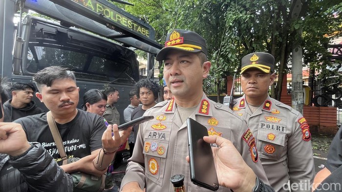 1766142474530-kapolrestabes-makassar-kombes-arya-perdana-1766133465999_169