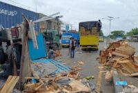 1766142483827-truk-yang-memuat-mangga-terbalik-di-jalan-poros-pangkep-barru-1766123001894_169