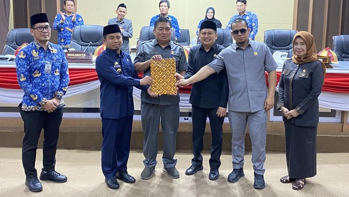 1766207188400-walikota-parepare-tasming-hamid-dan-dprd-menyetujui-apbd-2026-1766203768814_169
