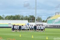 1766228783203-skuad-malut-united-menjalani-sesi-latihan-di-stadion-gelora-bj-habibie-jelang-melawan-psm-makassar-1766223143204_169