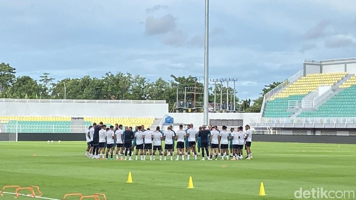 1766228783203-skuad-malut-united-menjalani-sesi-latihan-di-stadion-gelora-bj-habibie-jelang-melawan-psm-makassar-1766223143204_169