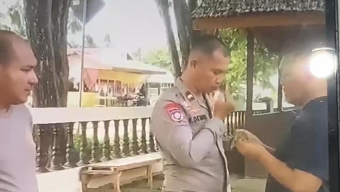 1766228798280-viral-3-anggota-polsek-papayato-di-pohuwato-dihukum-makan-rumput-karena-telat-mengikuti-apel-1766217974526_169