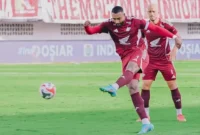 1766315166975-kapten-psm-makassar-yuran-fernandes-mendapatkan-peluang-terbuka-di-depan-gawang-malut-united-dalam-laga-di-stadion-gelora-bj-h-1766309716919_169